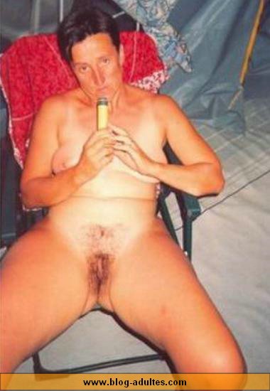 femme qui se gode la chatte
